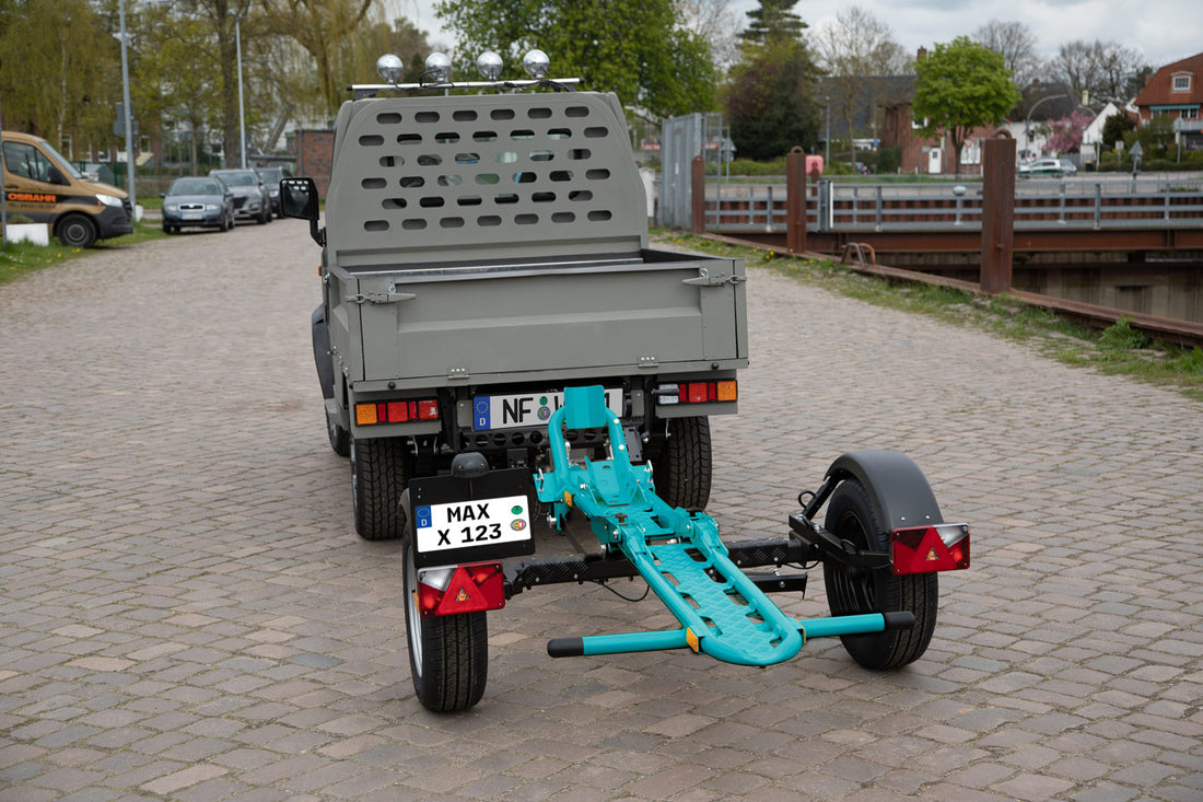Der Quickfoot Anhänger in Smaragdblau: Handgefertigte Qualität und auffälliges Design für perfekte Motorradabenteuer!